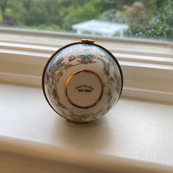 Porcelain trinket box - Picture 3 of 4